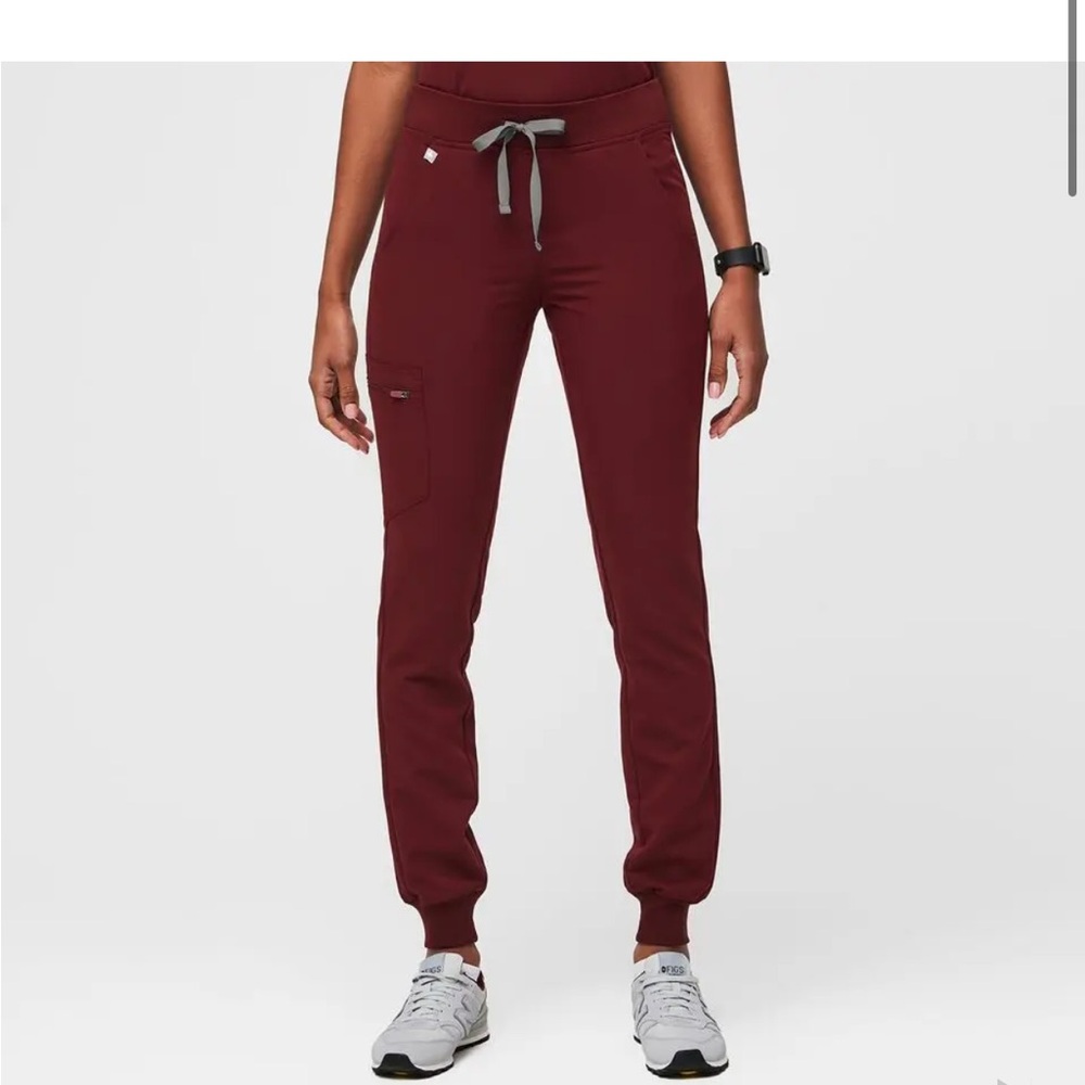 Figs Zamora Jogger Scrub Pants
Size Small Petite
Burgundy